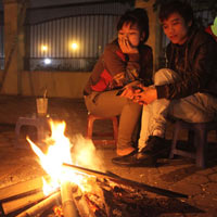 Tin tức trong ngày - Người Hà Nội đốt lửa chống rét
