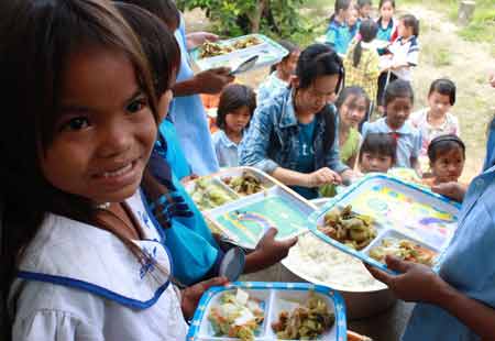 Bữa trưa “níu chân” học sinh miền núi - 1