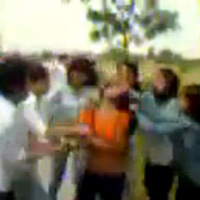 Tin tức trong ngày - Nữ sinh bị xé tan áo, đánh hội đồng