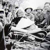 Tin tức trong ngày - Nhịp võng xe bò ngày sơ tán