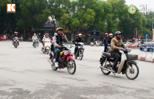 Thanh niên lái xe hồn nhiên nghe điện thoại - 8