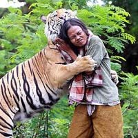 Tin tức trong ngày - Indonesia: Rợn người chàng trai đùa với… hổ