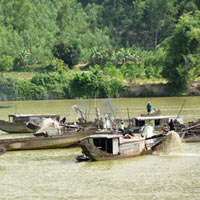 Tin tức trong ngày - Tập kích nhóm "cát tặc" có súng trên sông Lô