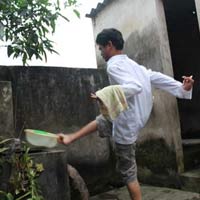 Tin tức trong ngày - Cậu học trò vẽ tranh, làm thơ bằng… chân