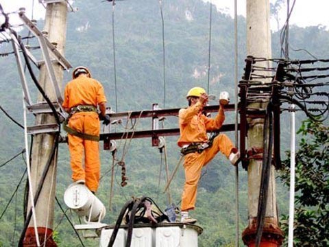 Chê việc, công nhân thuê người "thế mạng" - 1