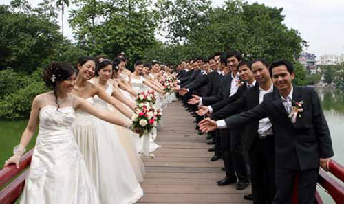 Tiệc cưới phải trình giấy kết hôn: Vô lý - 1