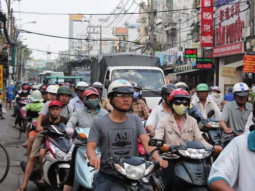 Giải cứu phụ nữ bị kẹt tay dưới bánh xe buýt - 2