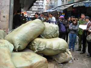 Bắt 6 tấn quần áo lậu tại chợ Đồng Xuân - 1