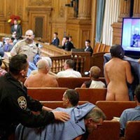 Phi thường - kỳ quặc - Cởi quần áo phản đối cấm nude