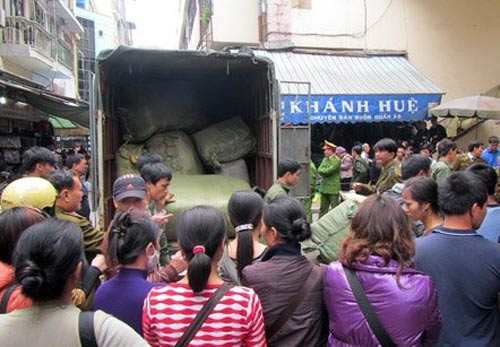 Hà Nội: Bắt giữ 6 tấn quần áo lậu - 1