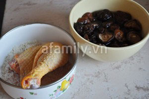 3 bước đơn giản cho món gà hấp nấm - 1