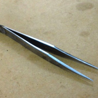 Sức khỏe đời sống - Kinh hãi nhíp sắt dài 12 cm trong ruột