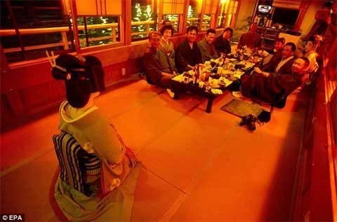 Xem Geisha nam duy nhất ở Nhật "kiếm tiền" - 7