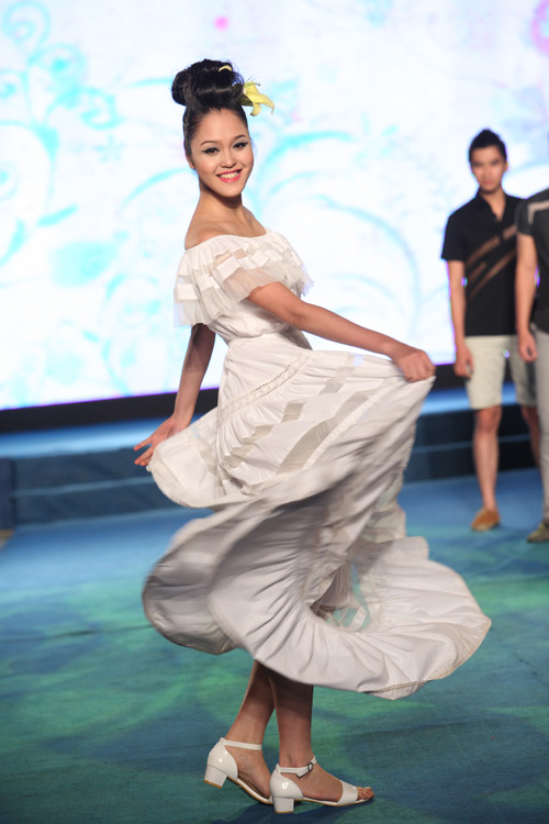 Hoa hậu, siêu mẫu "đổ bộ" sàn catwalk - 6