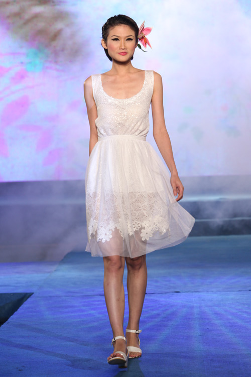 Hoa hậu, siêu mẫu "đổ bộ" sàn catwalk - 11