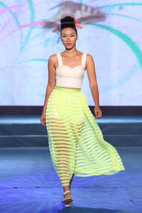 Hoa hậu, siêu mẫu "đổ bộ" sàn catwalk - 8