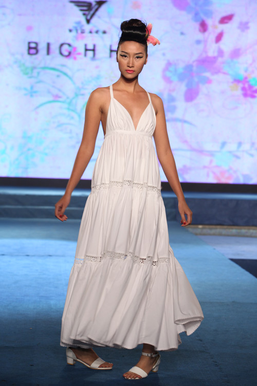 Hoa hậu, siêu mẫu "đổ bộ" sàn catwalk - 13