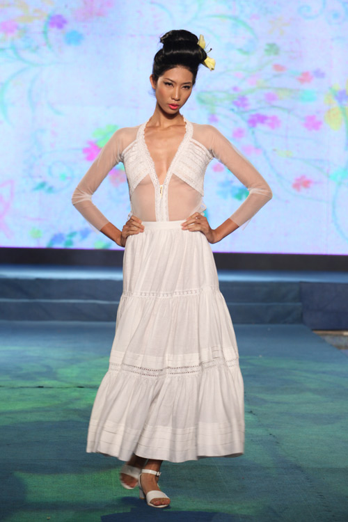 Hoa hậu, siêu mẫu "đổ bộ" sàn catwalk - 14