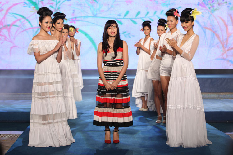 Hoa hậu, siêu mẫu "đổ bộ" sàn catwalk - 16