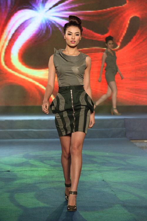 Hoa hậu, siêu mẫu "đổ bộ" sàn catwalk - 4