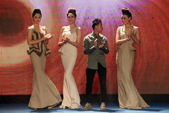 Hoa hậu, siêu mẫu "đổ bộ" sàn catwalk - 2