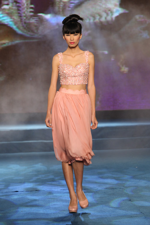 Hoa hậu, siêu mẫu "đổ bộ" sàn catwalk - 6