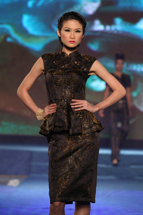 Hoa hậu, siêu mẫu "đổ bộ" sàn catwalk - 4