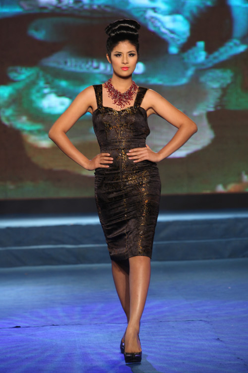 Hoa hậu, siêu mẫu "đổ bộ" sàn catwalk - 5