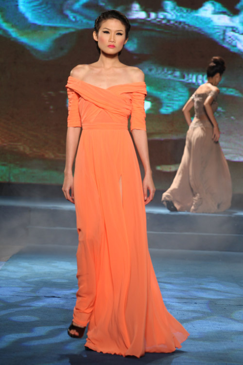 Hoa hậu, siêu mẫu "đổ bộ" sàn catwalk - 8