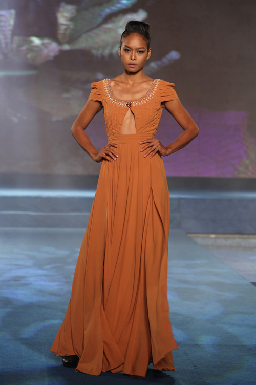 Hoa hậu, siêu mẫu "đổ bộ" sàn catwalk - 10