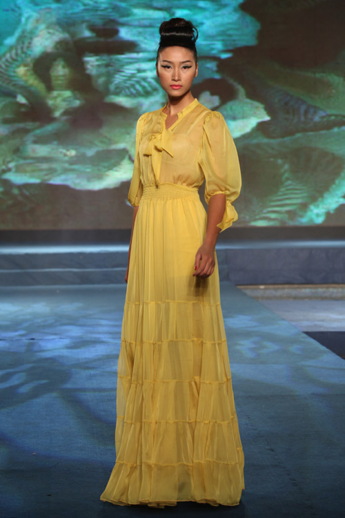 Hoa hậu, siêu mẫu "đổ bộ" sàn catwalk - 9