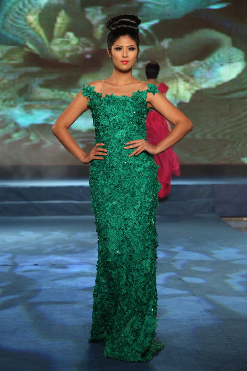 Hoa hậu, siêu mẫu "đổ bộ" sàn catwalk - 12