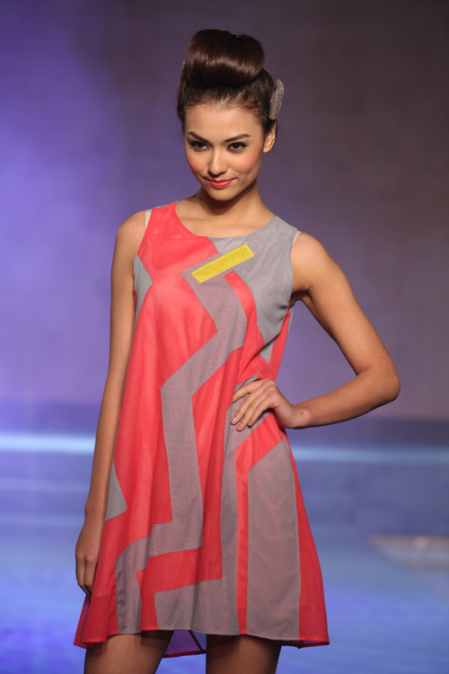 Hoa hậu, siêu mẫu "đổ bộ" sàn catwalk - 2