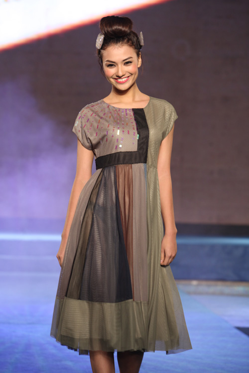 Hoa hậu, siêu mẫu "đổ bộ" sàn catwalk - 3