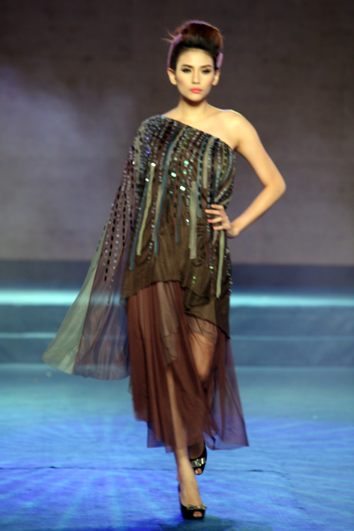 Hoa hậu, siêu mẫu "đổ bộ" sàn catwalk - 5