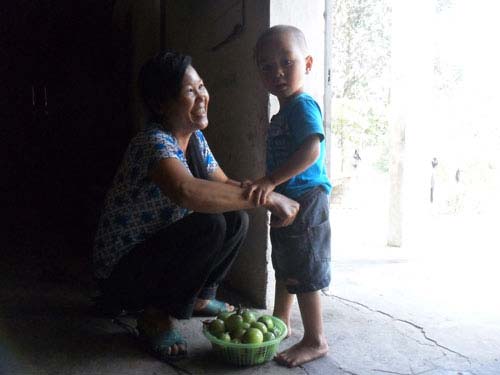 Anh chàng đi hỏi vợ bằng "hai đầu gối" - 2