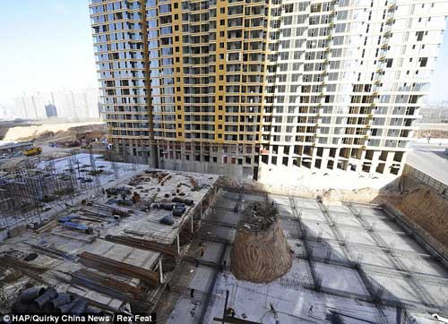 TQ: Mộ nằm chình ình giữa nền cao ốc - 3