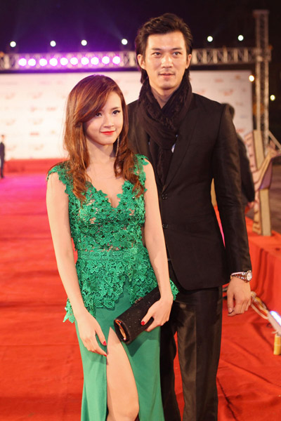 Khi người đẹp Việt "khôn nhà dại chợ"! - 15