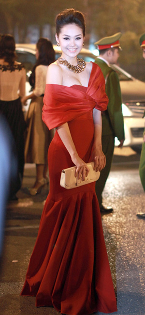 Khi người đẹp Việt "khôn nhà dại chợ"! - 8