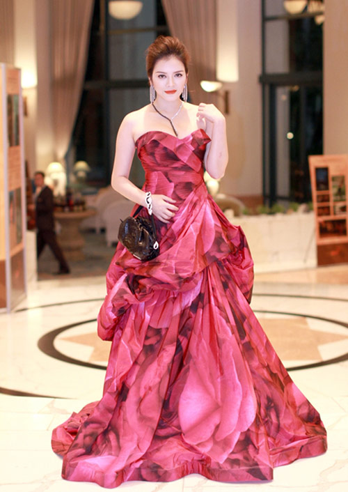 Khi người đẹp Việt "khôn nhà dại chợ"! - 11