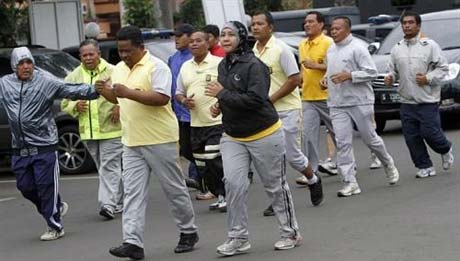 Cảnh sát Indonesia phải tập thể dục vì... béo - 1