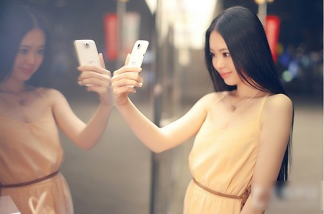 Mang vẻ đẹp dịu dàng và thướt tha, kiều nữ thả dáng bên chiếc điện thoại thông minh của nhà sản xuất Đài Loan.