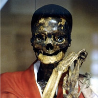 Phi thường - kỳ quặc - Đóng đinh trên tay, tự ướp xác