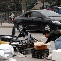 An ninh - Xã hội - Va chạm xe khách, vợ chồng bị xe bồn cán qua