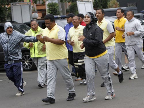Cảnh sát béo thi nhau tập aerobic giảm cân - 3