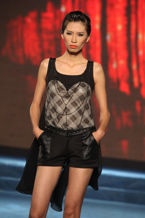 Huyền Trang để ngực trần lên sàn diễn - 2