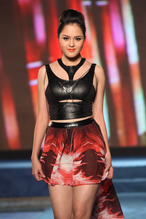 Huyền Trang để ngực trần lên sàn diễn - 5