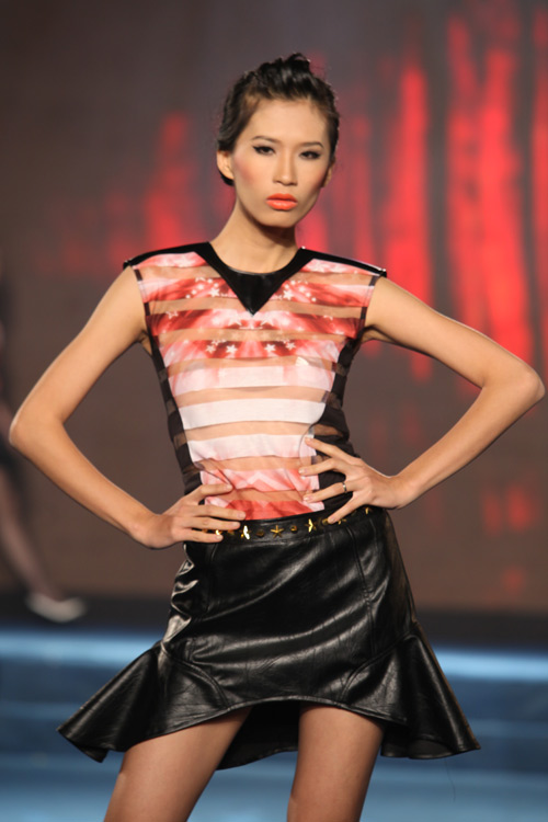 Huyền Trang để ngực trần lên sàn diễn - 6