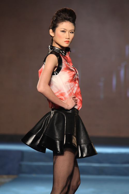 Huyền Trang để ngực trần lên sàn diễn - 7