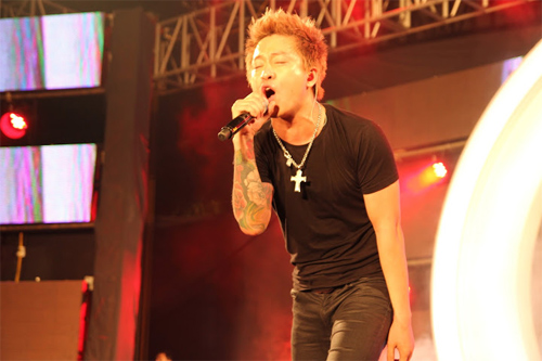 Mặc trời lạnh, Tuấn Hưng cởi áo hát sung - 12